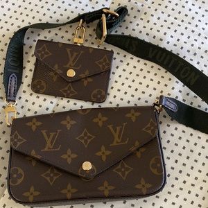Louis Vuitton: Felicie Strap & Go (Crossbody)
Material: Monogram
COLOR : Khaki